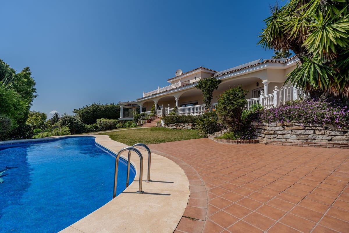 5 bedroom Villa for sale in El Paraiso with pool garage - € 2,150,000 (Ref: 10034203)