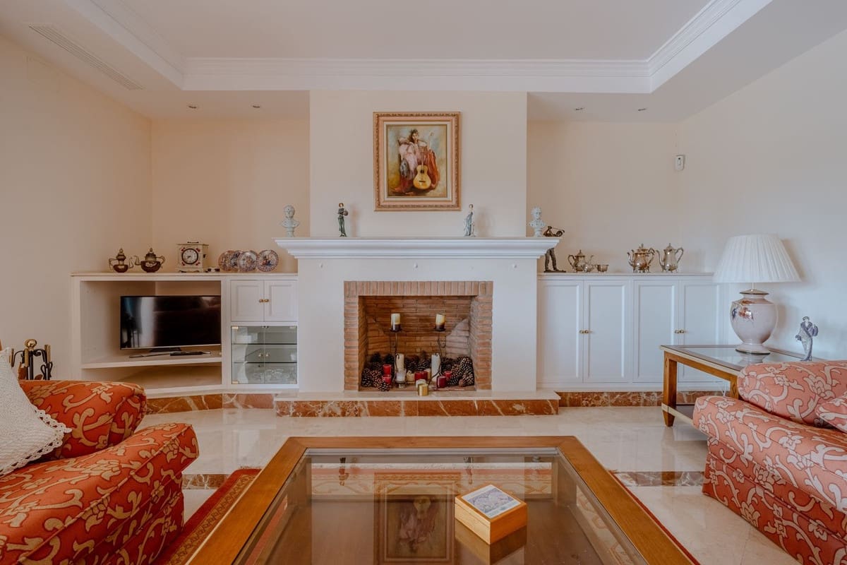 5 bedroom Villa for sale in El Paraiso with pool garage - € 2,150,000 (Ref: 10034203)