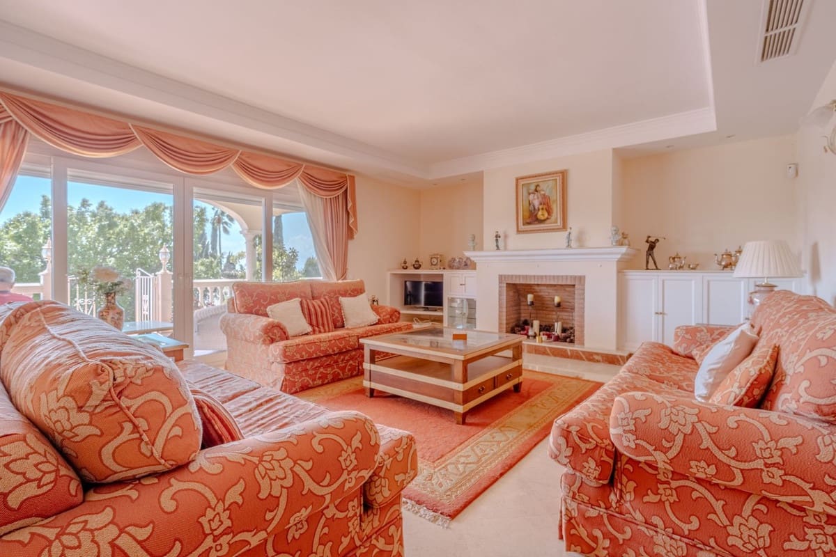 5 bedroom Villa for sale in El Paraiso with pool garage - € 2,150,000 (Ref: 10034203)