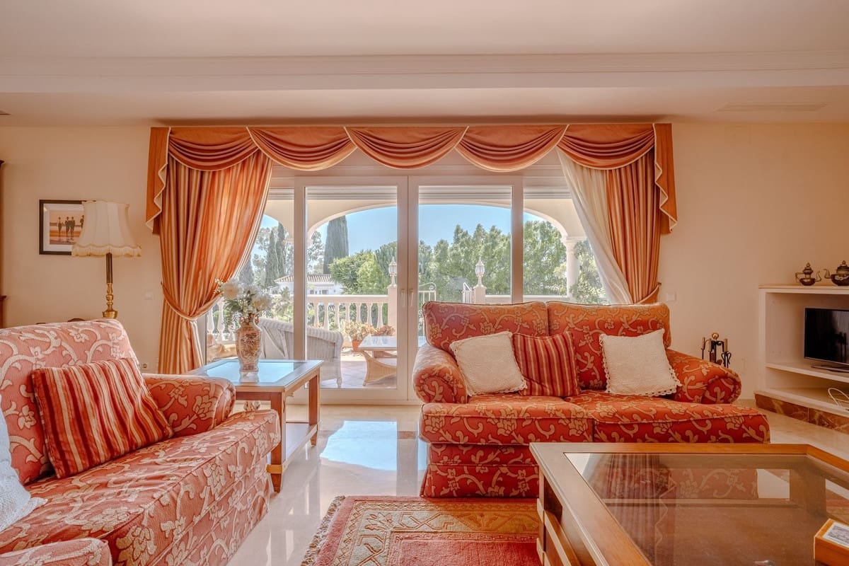 5 bedroom Villa for sale in El Paraiso with pool garage - € 2,150,000 (Ref: 10034203)