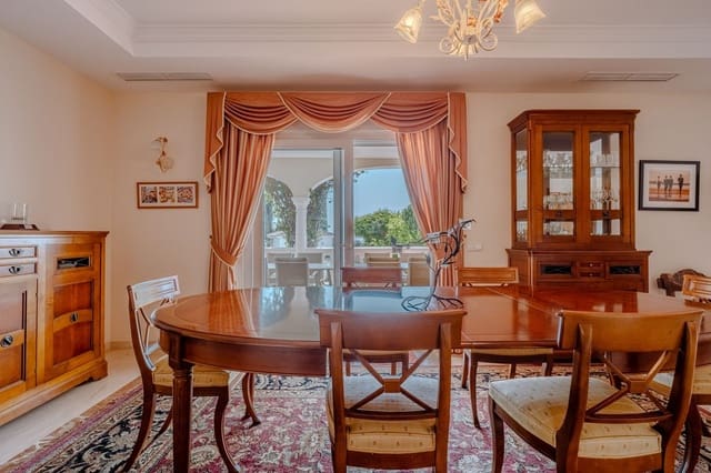 5 bedroom Villa for sale in El Paraiso, Estepona with pool garage - € 2,150,000 (Ref: 10034203)