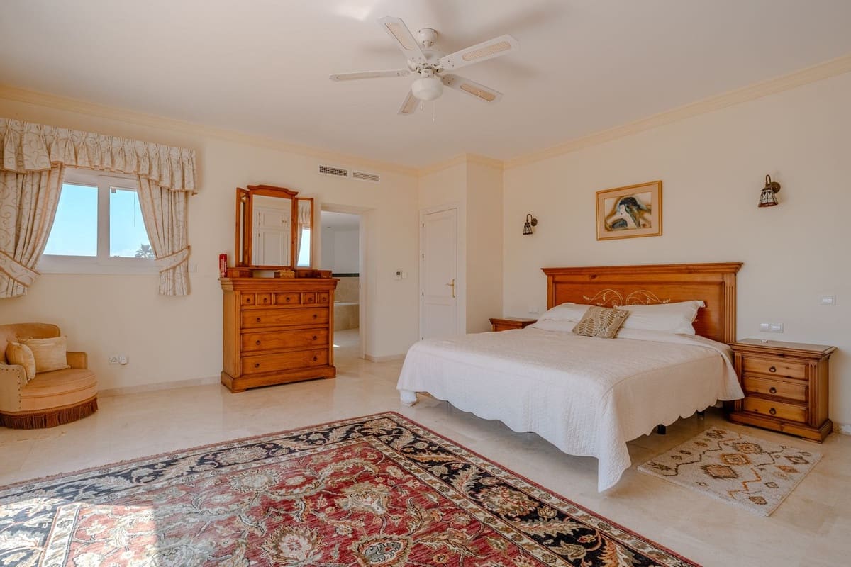 5 bedroom Villa for sale in El Paraiso with pool garage - € 2,150,000 (Ref: 10034203)