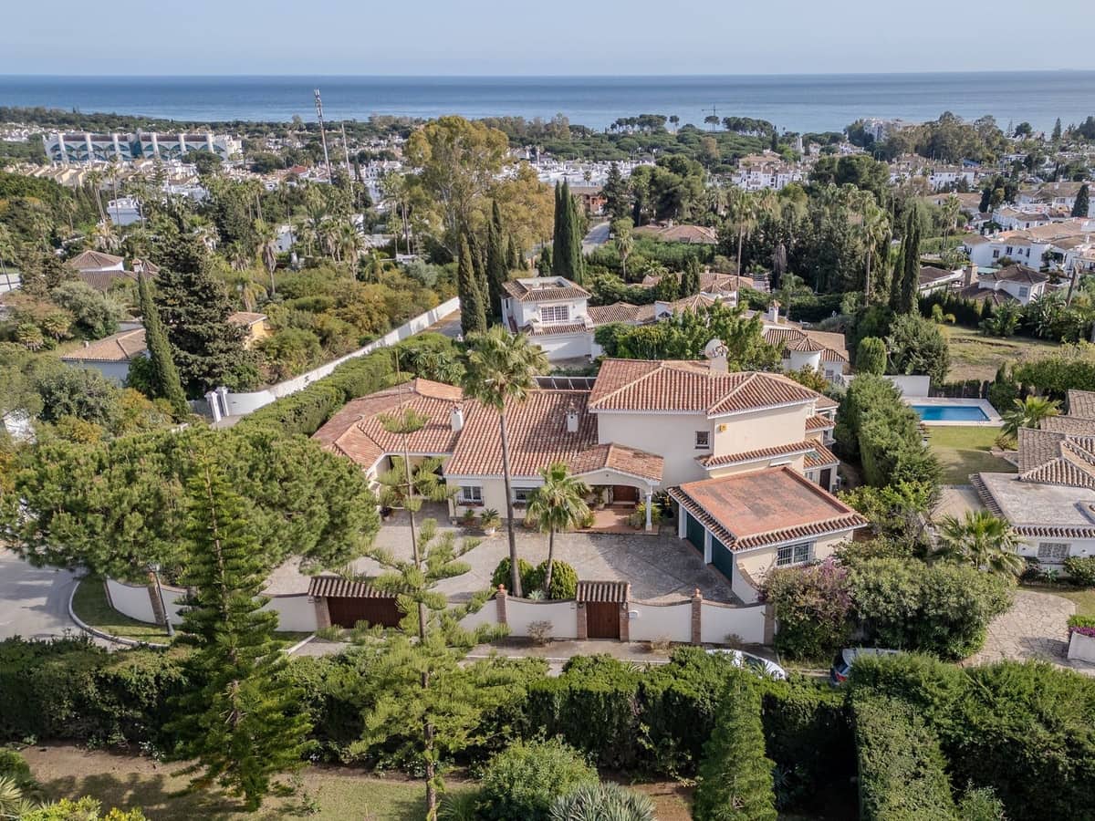 5 bedroom Villa for sale in El Paraiso with pool garage - € 2,150,000 (Ref: 10034203)