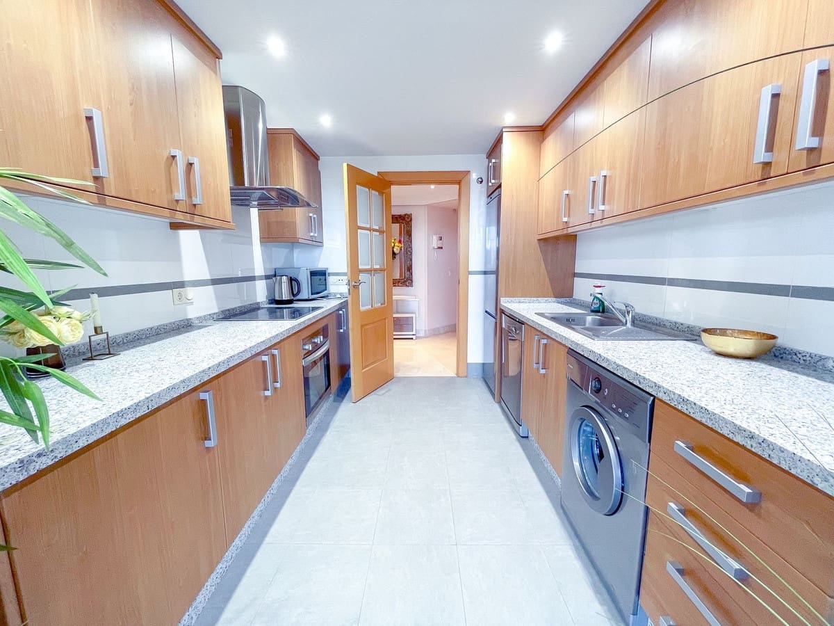 Apartamento de 3 habitaciones en San Pedro de Alcantara en venta con piscina garaje - 820.000 € (Ref: 10035058)