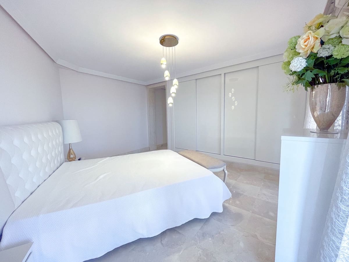 Apartamento de 3 habitaciones en San Pedro de Alcantara en venta con piscina garaje - 820.000 € (Ref: 10035058)