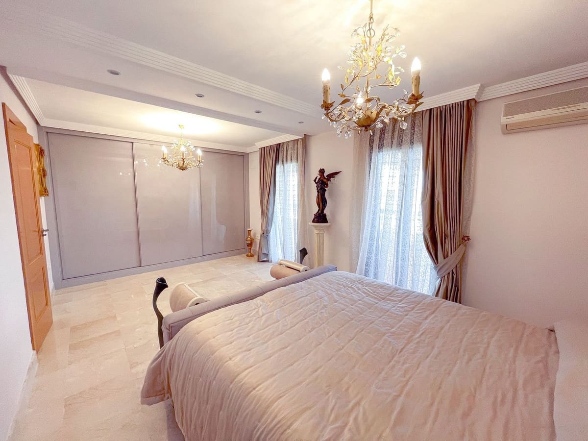 Apartamento de 3 habitaciones en San Pedro de Alcantara en venta con piscina garaje - 820.000 € (Ref: 10035058)