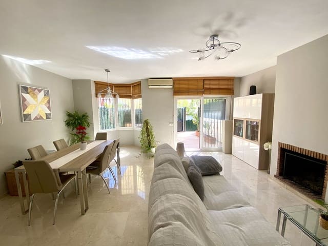 3 soveværelse Byhus til salg i Estepona med swimmingpool garage - € 555.000 (Ref: 10035128)