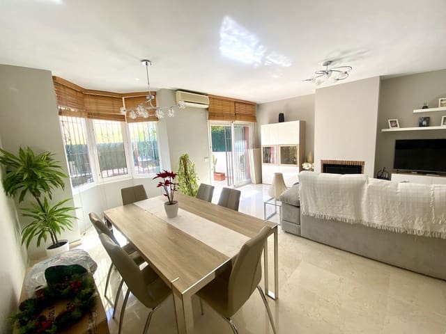 3 soveværelse Byhus til salg i Estepona med swimmingpool garage - € 555.000 (Ref: 10035128)