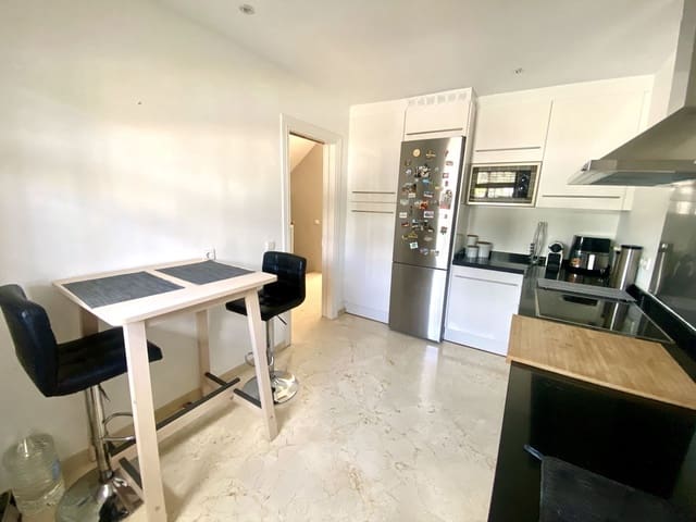3 soveværelse Byhus til salg i Estepona med swimmingpool garage - € 555.000 (Ref: 10035128)
