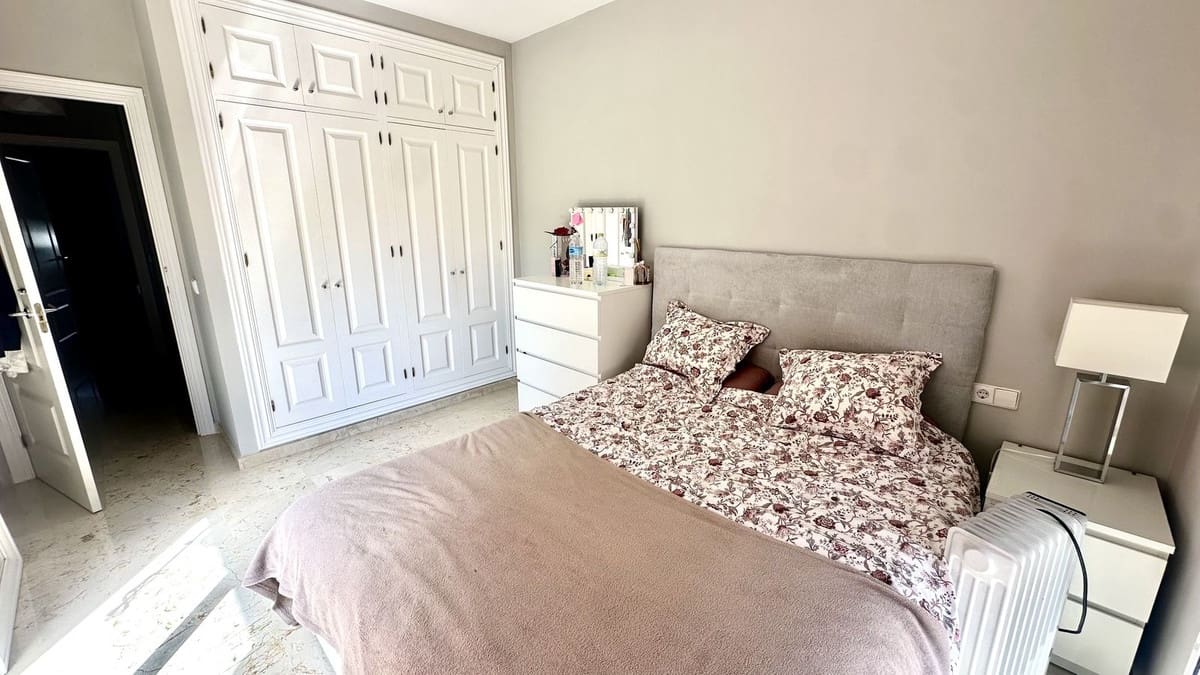 3 soveværelse Byhus til salg i Estepona med swimmingpool garage - € 555.000 (Ref: 10035128)