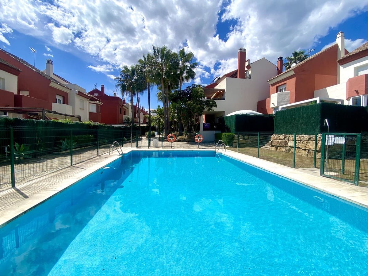 3 soveværelse Byhus til salg i Estepona med swimmingpool garage - € 555.000 (Ref: 10035128)