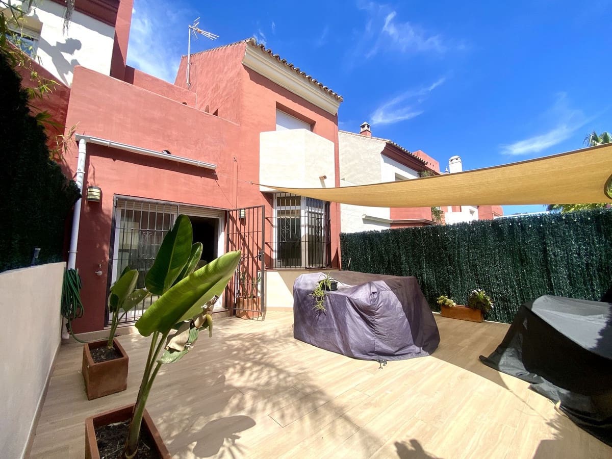 3 soveværelse Byhus til salg i Estepona med swimmingpool garage - € 555.000 (Ref: 10035128)