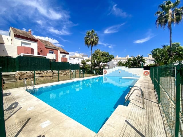 3 soveværelse Byhus til salg i Estepona med swimmingpool garage - € 555.000 (Ref: 10035128)