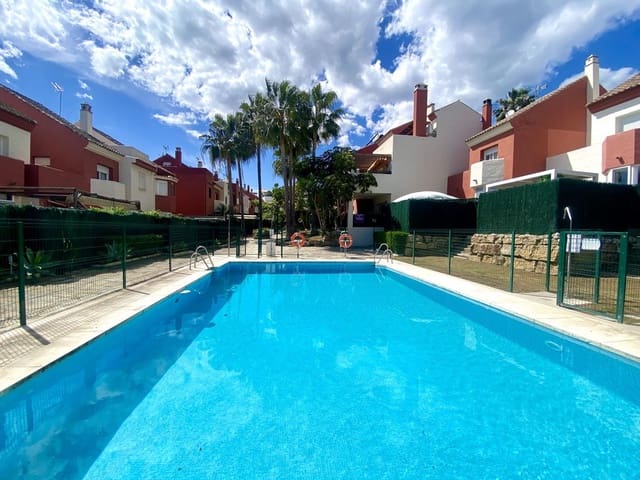 3 soveværelse Byhus til salg i Estepona med swimmingpool garage - € 555.000 (Ref: 10035128)