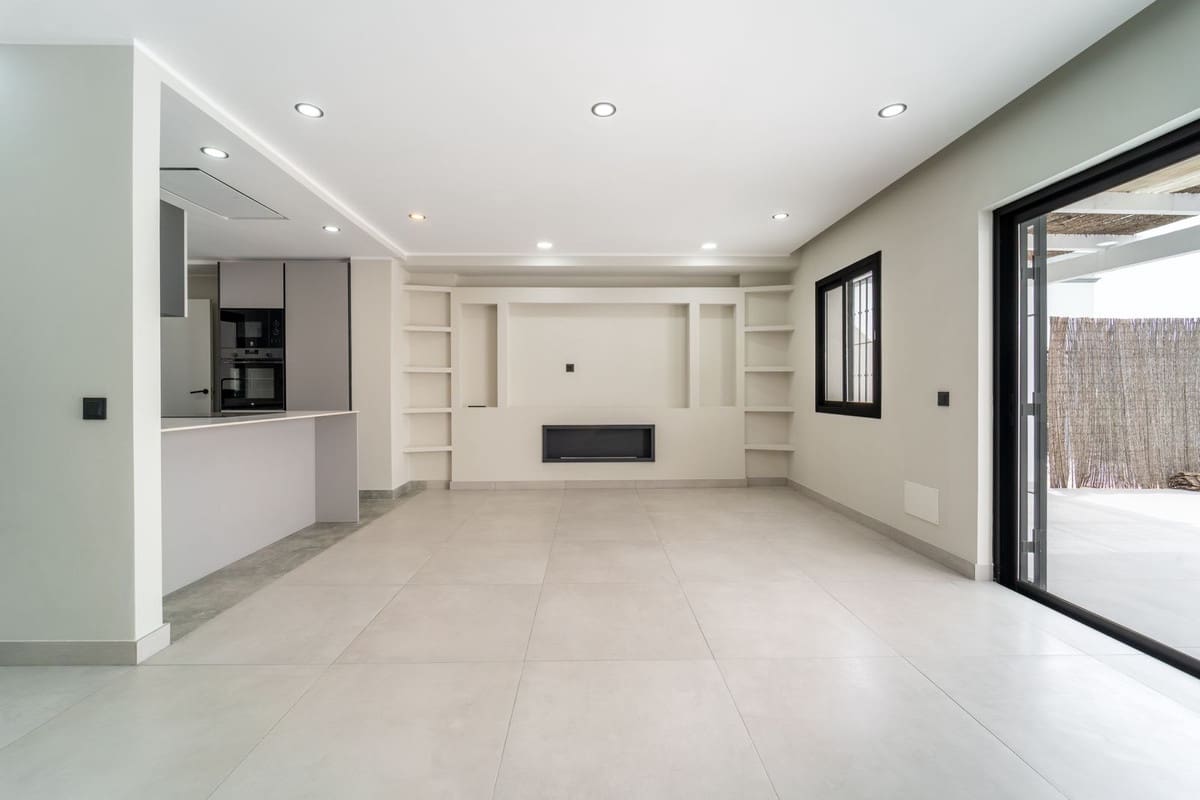 4 bedroom Townhouse for sale in Estepona with pool garage - € 629,000 (Ref: 10035335)