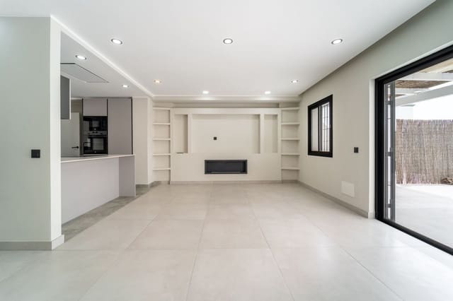 4 bedroom Townhouse for sale in Estepona with pool garage - € 629,000 (Ref: 10035335)