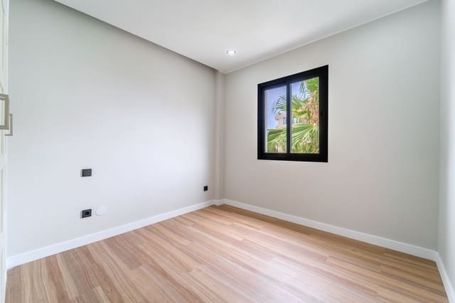 4 bedroom Townhouse for sale in Estepona with pool garage - € 629,000 (Ref: 10035335)