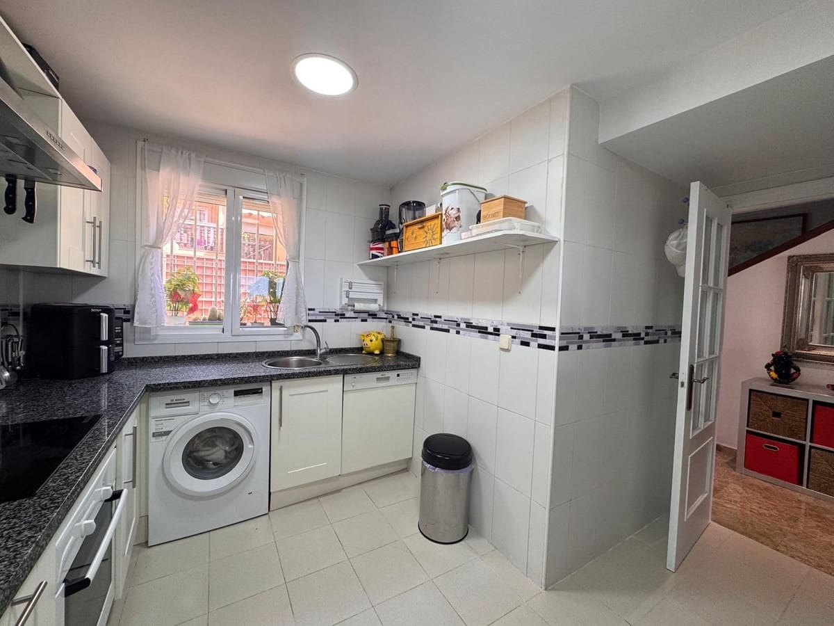 3 soveværelse Byhus til salg i Estepona med swimmingpool garage - € 595.000 (Ref: 10035561)
