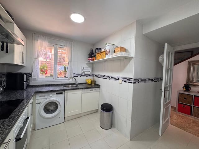 3 soveværelse Byhus til salg i Estepona med swimmingpool garage - € 595.000 (Ref: 10035561)