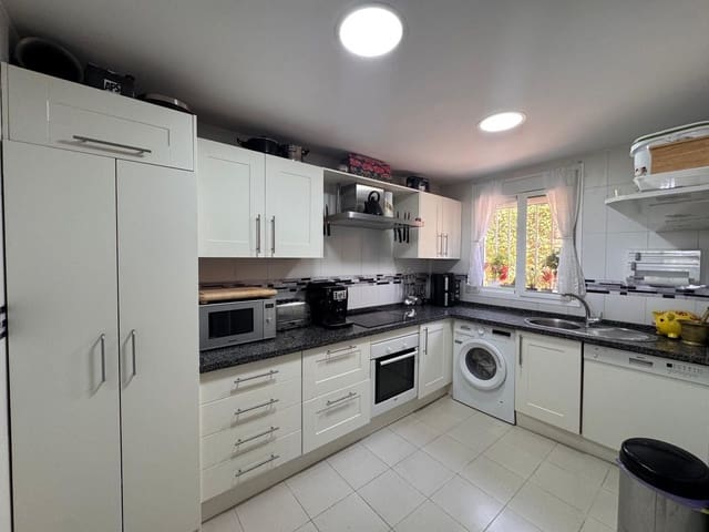 3 soveværelse Byhus til salg i Estepona med swimmingpool garage - € 595.000 (Ref: 10035561)