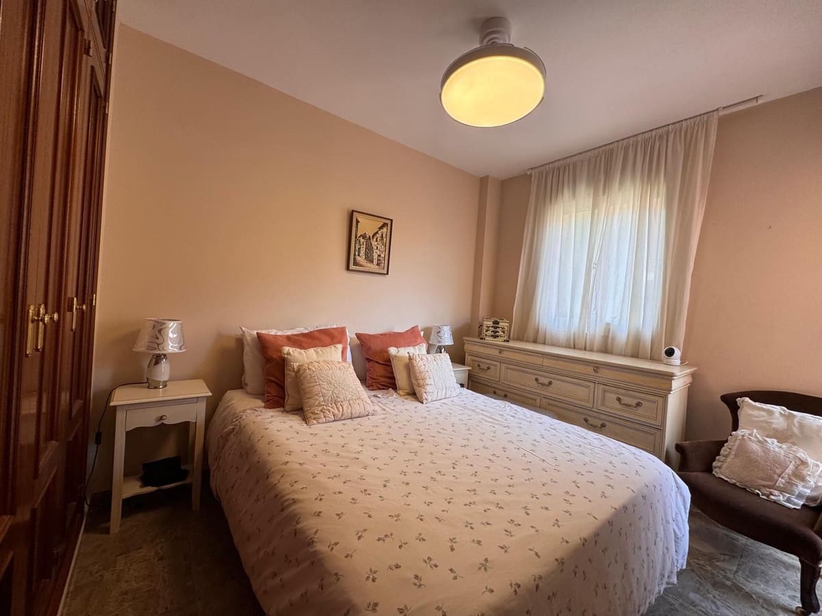 3 soveværelse Byhus til salg i Estepona med swimmingpool garage - € 595.000 (Ref: 10035561)