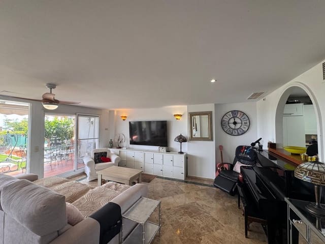 3 soveværelse Byhus til salg i Estepona med swimmingpool garage - € 595.000 (Ref: 10035561)