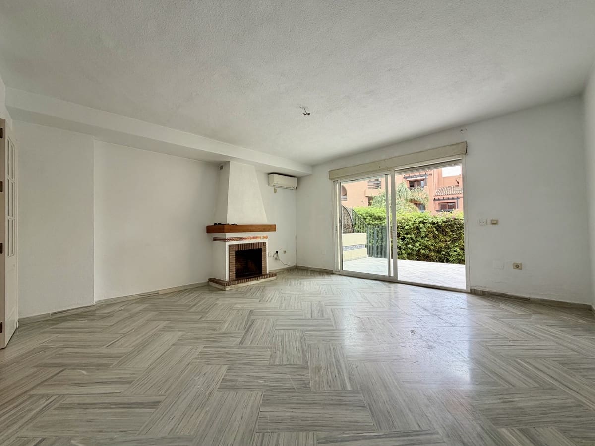 2 sypialnia Dom na sprzedaż w Estepona z basenem garażem - 699 000 € (Ref: 10035586)