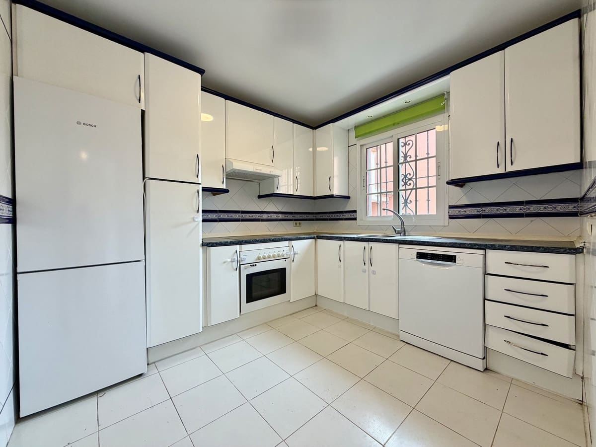 2 sypialnia Dom na sprzedaż w Estepona z basenem garażem - 699 000 € (Ref: 10035586)