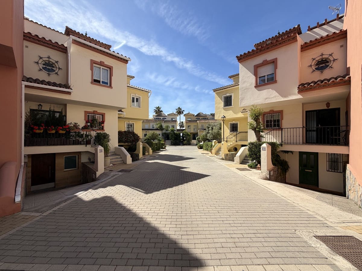 2 sypialnia Dom na sprzedaż w Estepona z basenem garażem - 699 000 € (Ref: 10035586)
