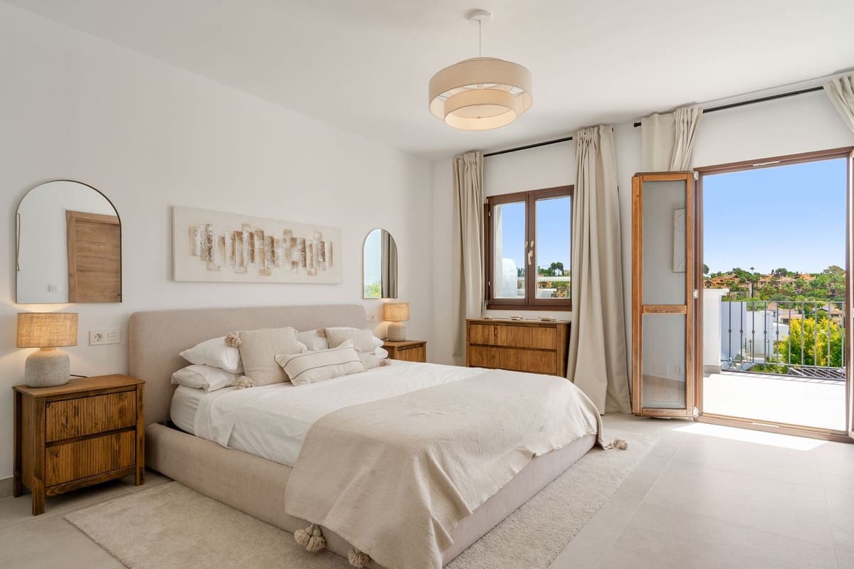 4 bedroom Townhouse for sale in Estepona with pool garage - € 750,000 (Ref: 10035594)