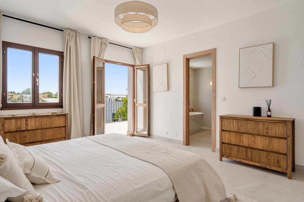 4 bedroom Townhouse for sale in Estepona with pool garage - € 750,000 (Ref: 10035594)