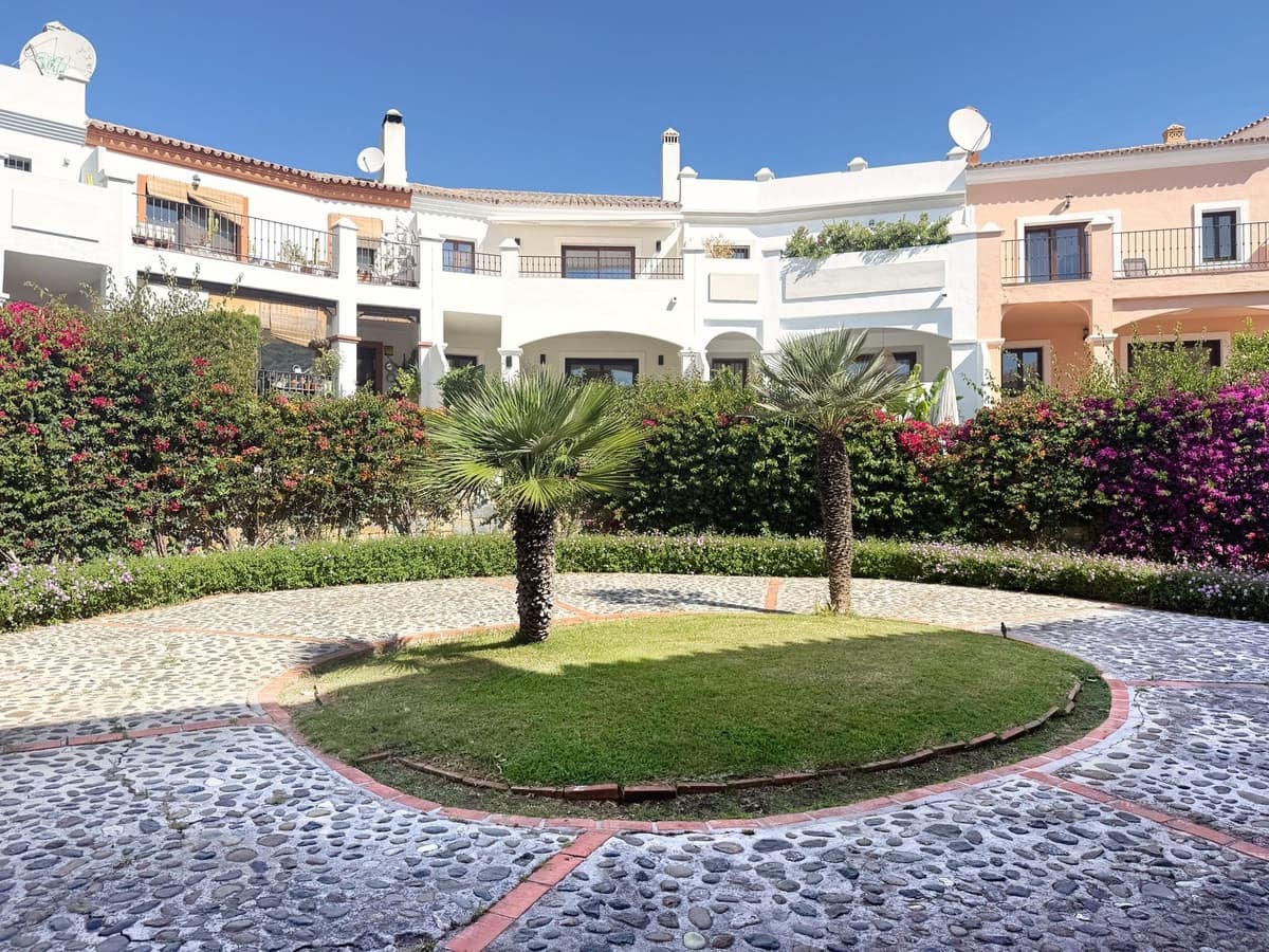 4 bedroom Townhouse for sale in Estepona with pool garage - € 750,000 (Ref: 10035594)