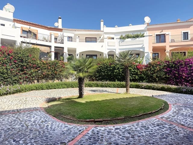 4 bedroom Townhouse for sale in Estepona with pool garage - € 750,000 (Ref: 10035594)