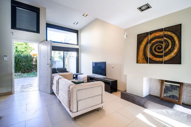 4 bedroom Townhouse for sale in Estepona with pool garage - € 750,000 (Ref: 10035595)