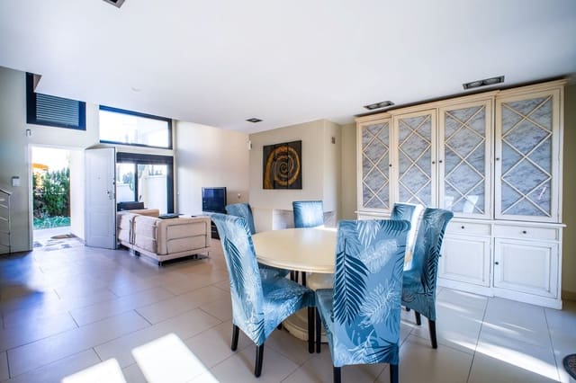 4 bedroom Townhouse for sale in Estepona with pool garage - € 750,000 (Ref: 10035595)