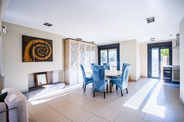 4 bedroom Townhouse for sale in Estepona with pool garage - € 750,000 (Ref: 10035595)