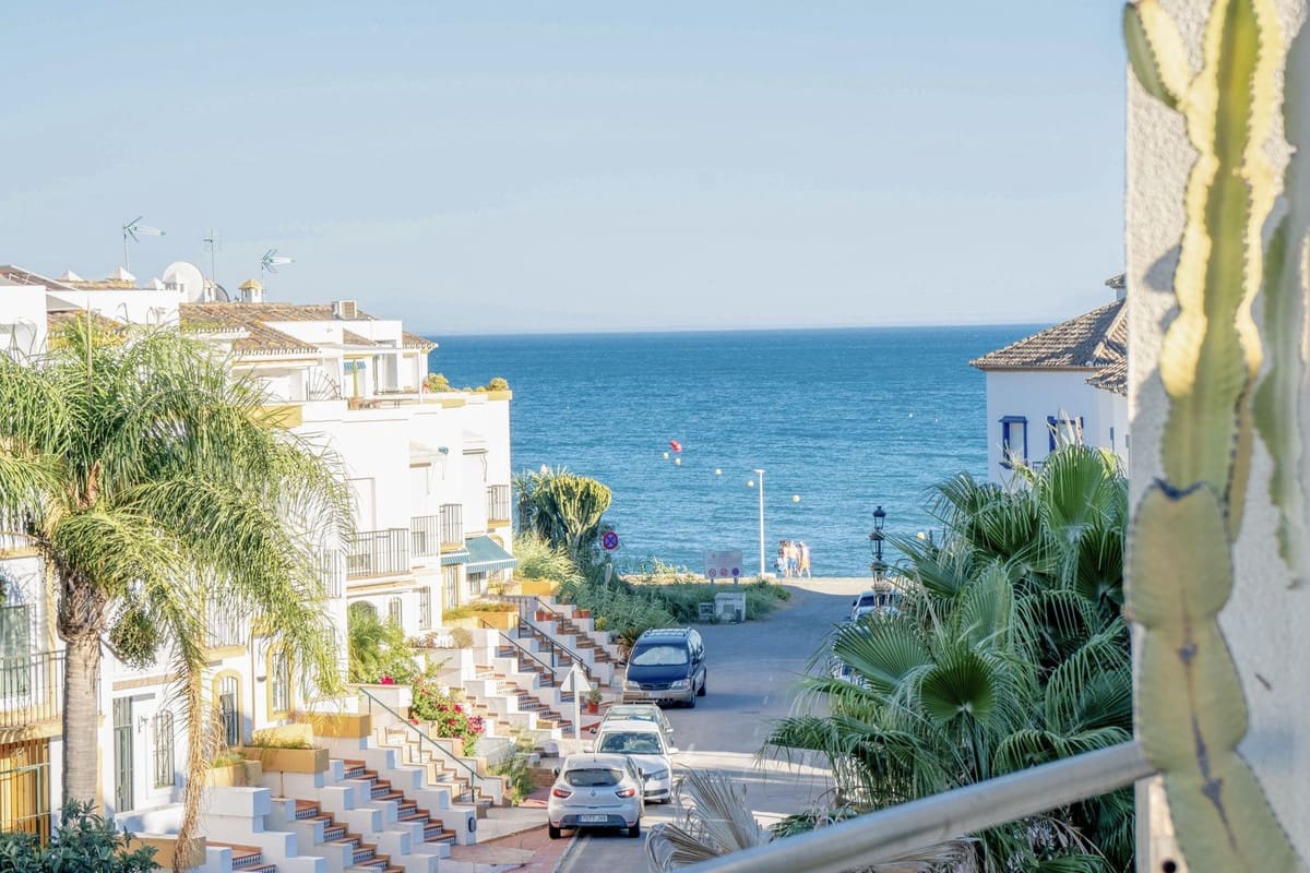 4 bedroom Townhouse for sale in Estepona with pool garage - € 750,000 (Ref: 10035595)