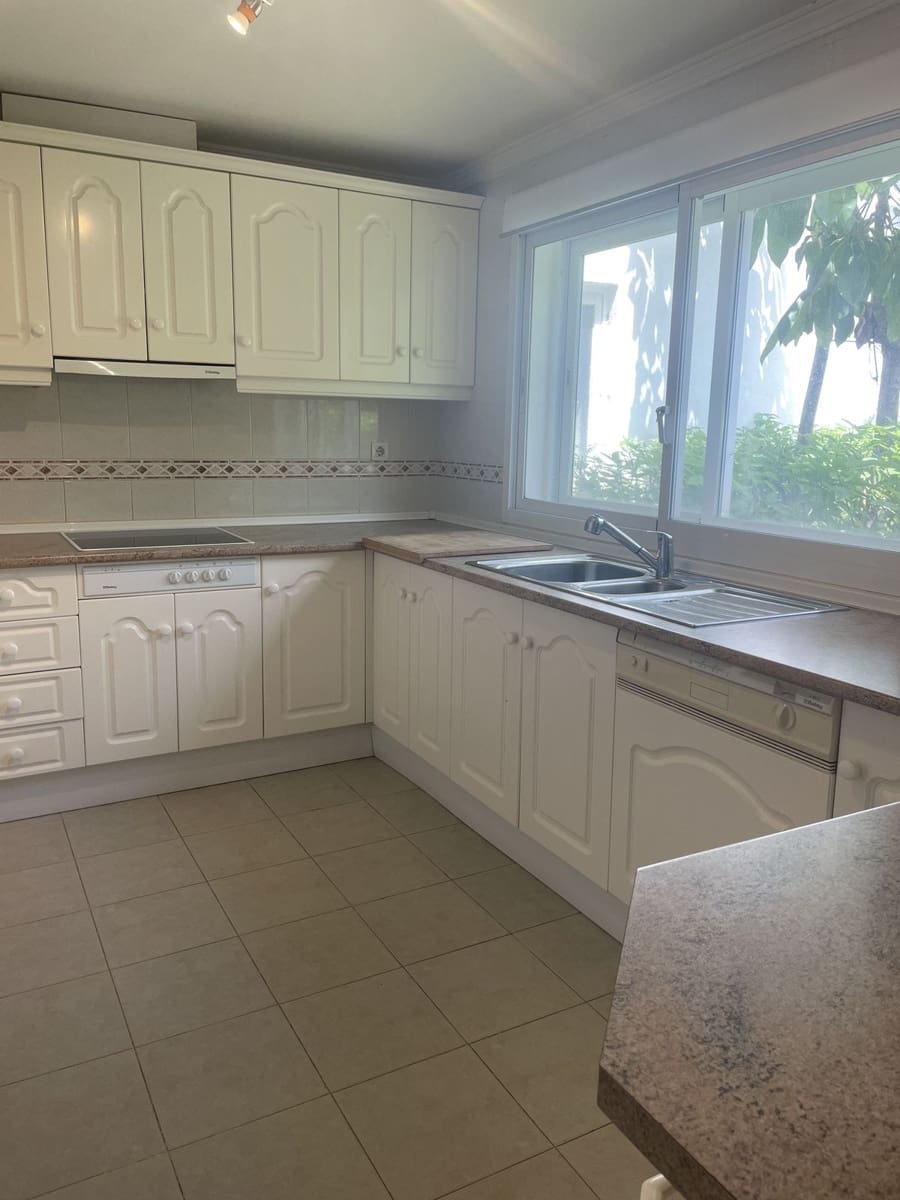 3 bedroom Townhouse for sale in Estepona with pool - € 775,000 (Ref: 10038963)