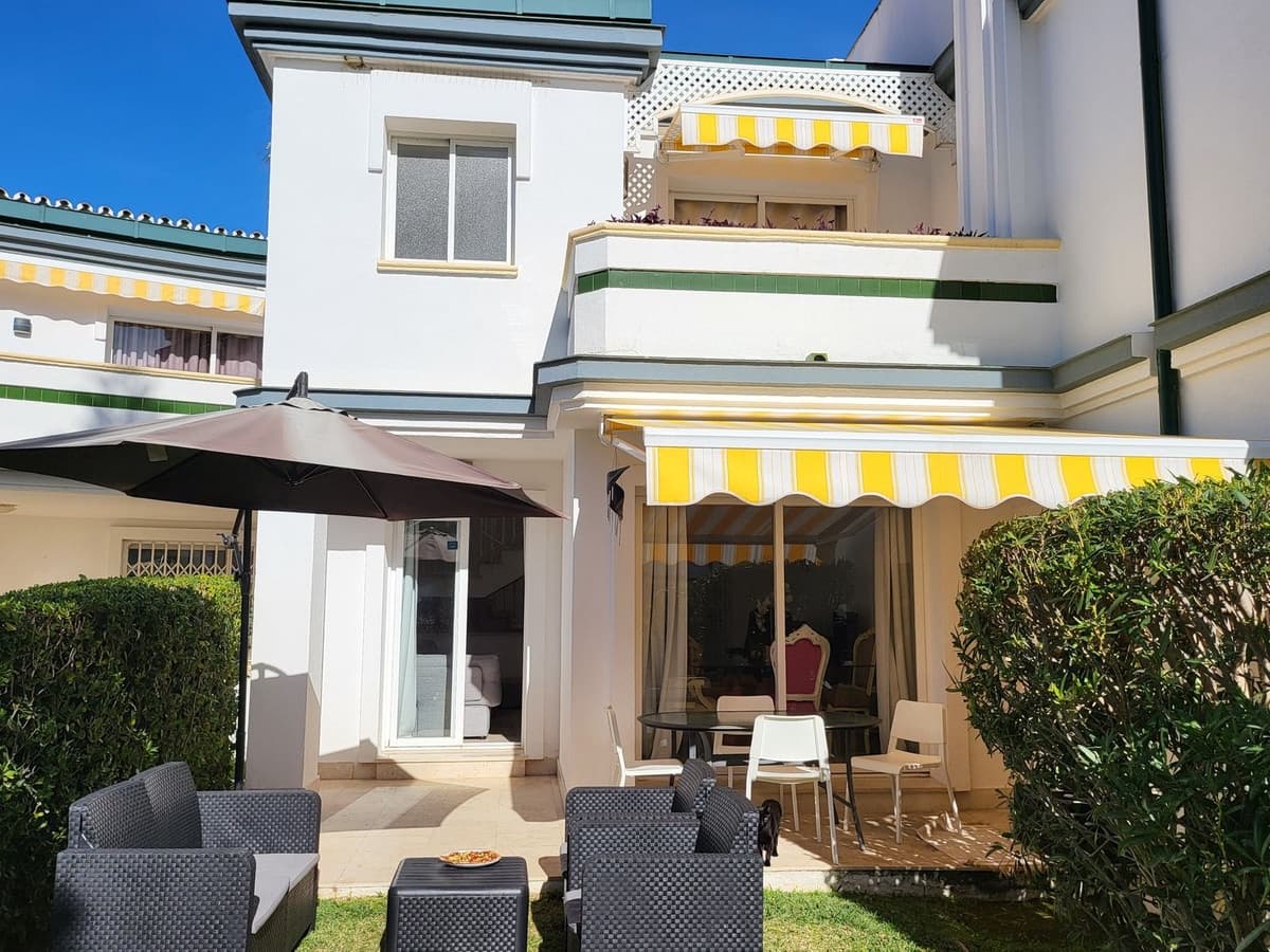 3 bedroom Townhouse for sale in Estepona with pool - € 775,000 (Ref: 10038963)