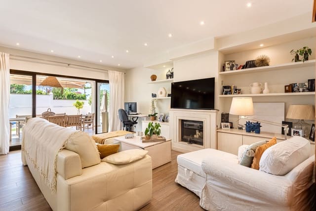 5 sypialnia Willa na sprzedaż w Marbella z basenem garażem - 1 700 000 € (Ref: 10043261)