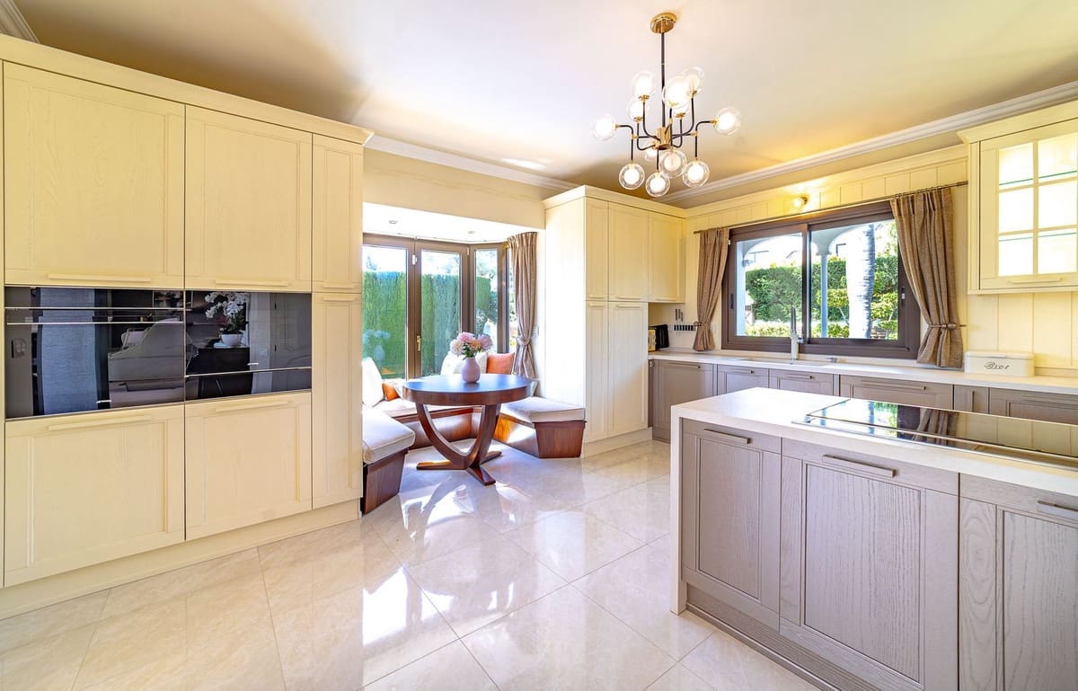 5 bedroom Villa for sale in Estepona with pool garage - € 2,300,000 (Ref: 10045269)
