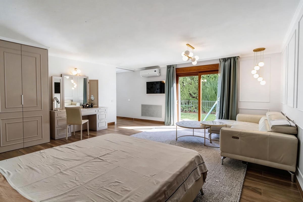 5 bedroom Villa for sale in Estepona with pool garage - € 2,300,000 (Ref: 10045269)