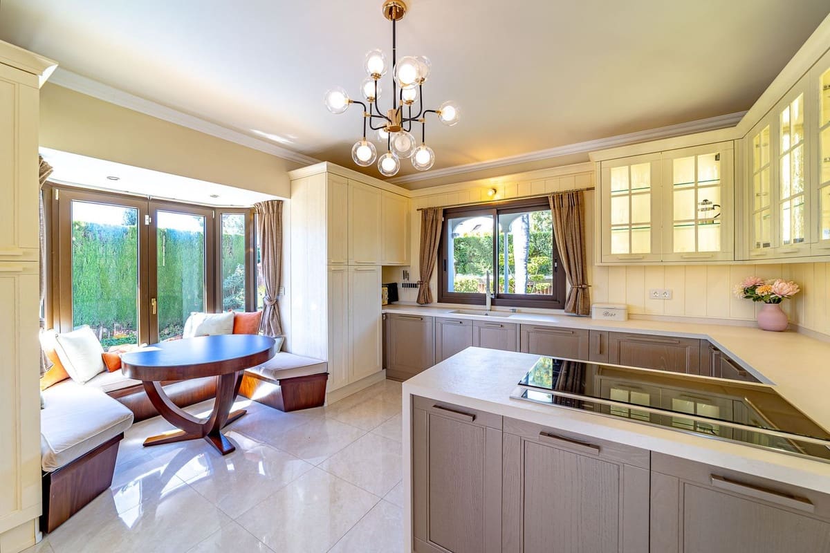 5 bedroom Villa for sale in Estepona with pool garage - € 2,300,000 (Ref: 10045269)