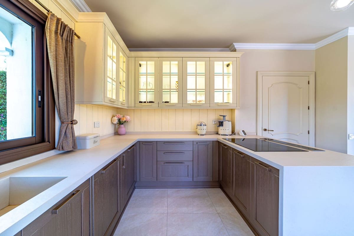 5 bedroom Villa for sale in Estepona with pool garage - € 2,300,000 (Ref: 10045269)
