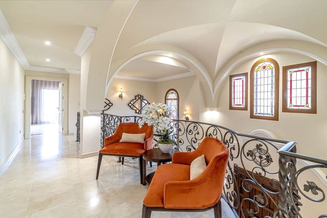 5 bedroom Villa for sale in Estepona with pool garage - € 2,300,000 (Ref: 10045269)
