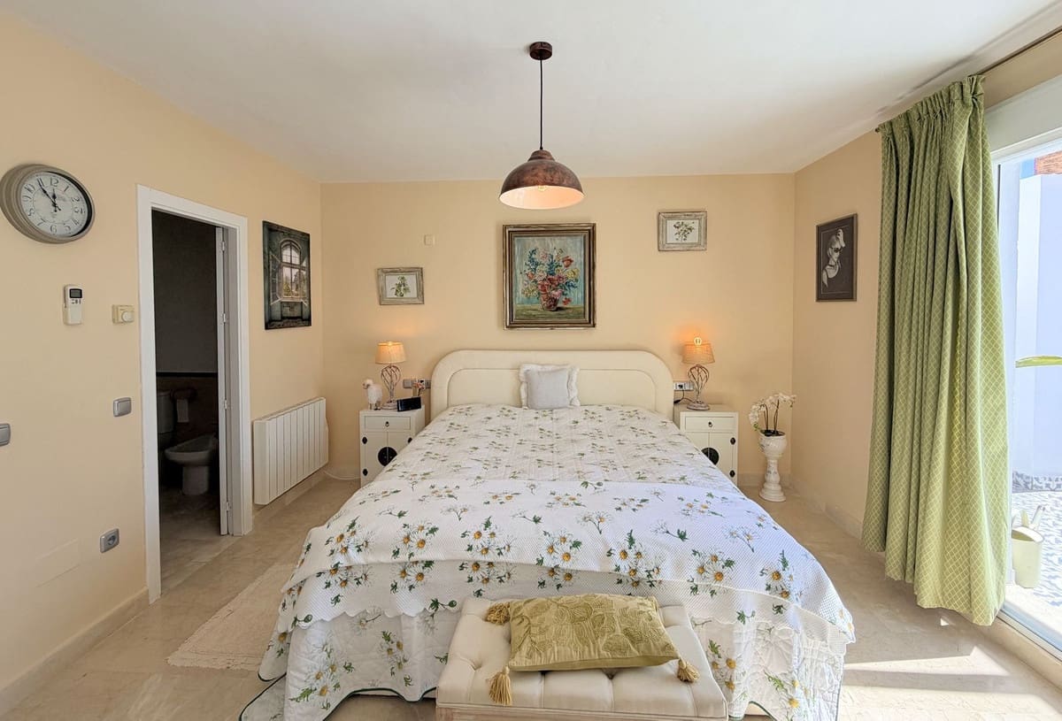 4 bedroom Townhouse for sale in La Duquesa / Puerto de la Duquesa with pool garage - € 450,000 (Ref: 10047556)