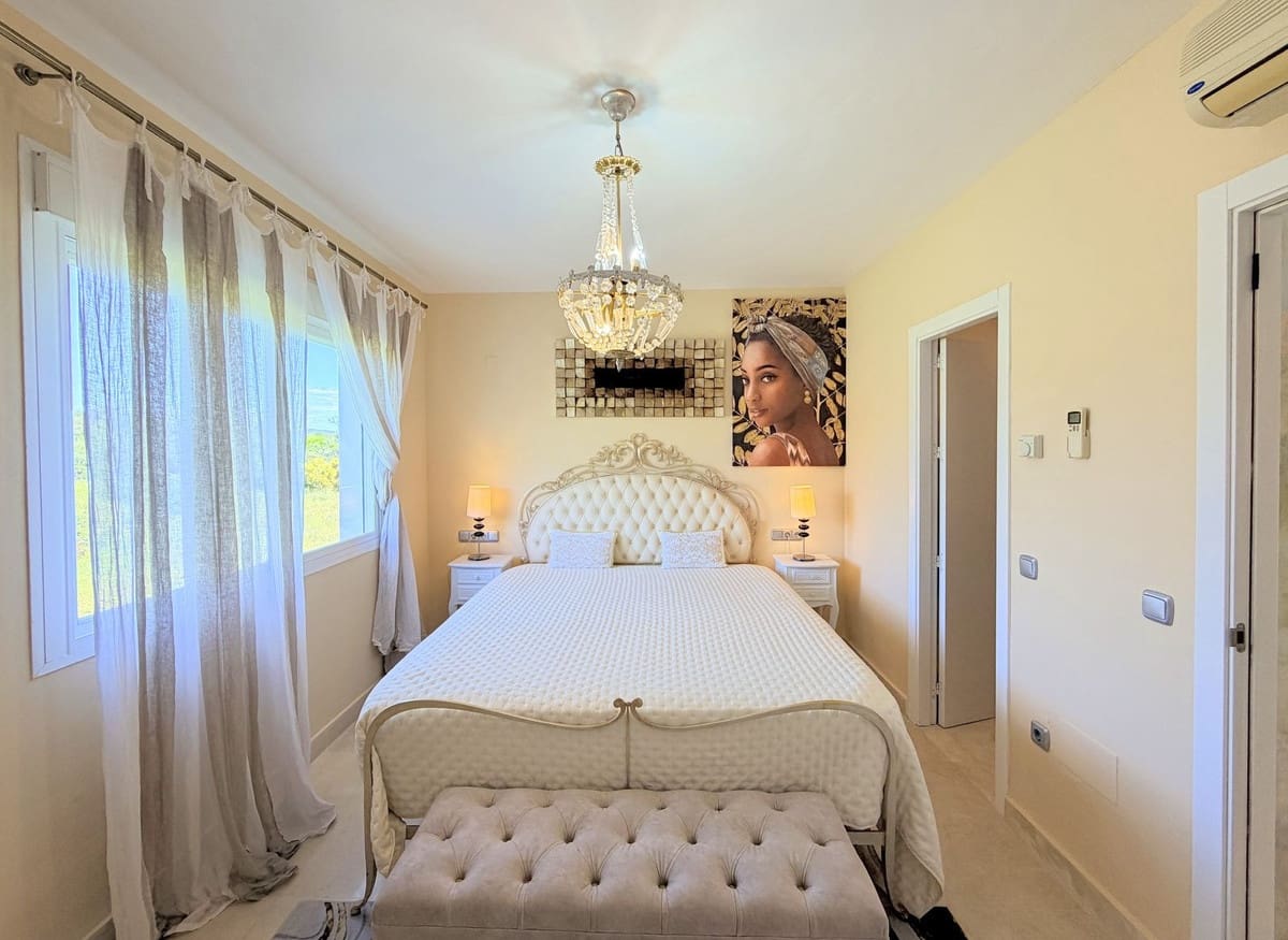4 bedroom Townhouse for sale in La Duquesa / Puerto de la Duquesa with pool garage - € 450,000 (Ref: 10047556)