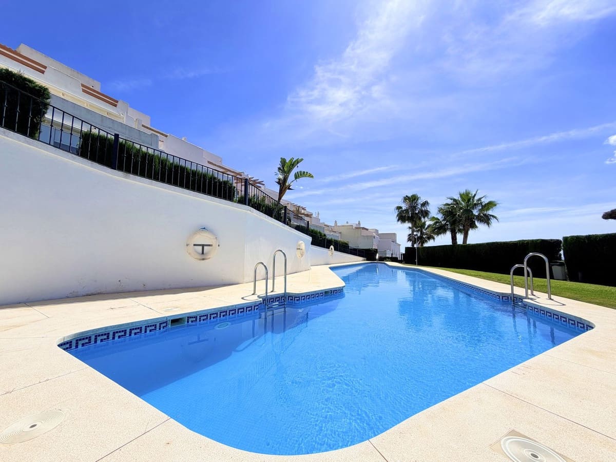 4 bedroom Townhouse for sale in La Duquesa / Puerto de la Duquesa with pool garage - € 450,000 (Ref: 10047556)