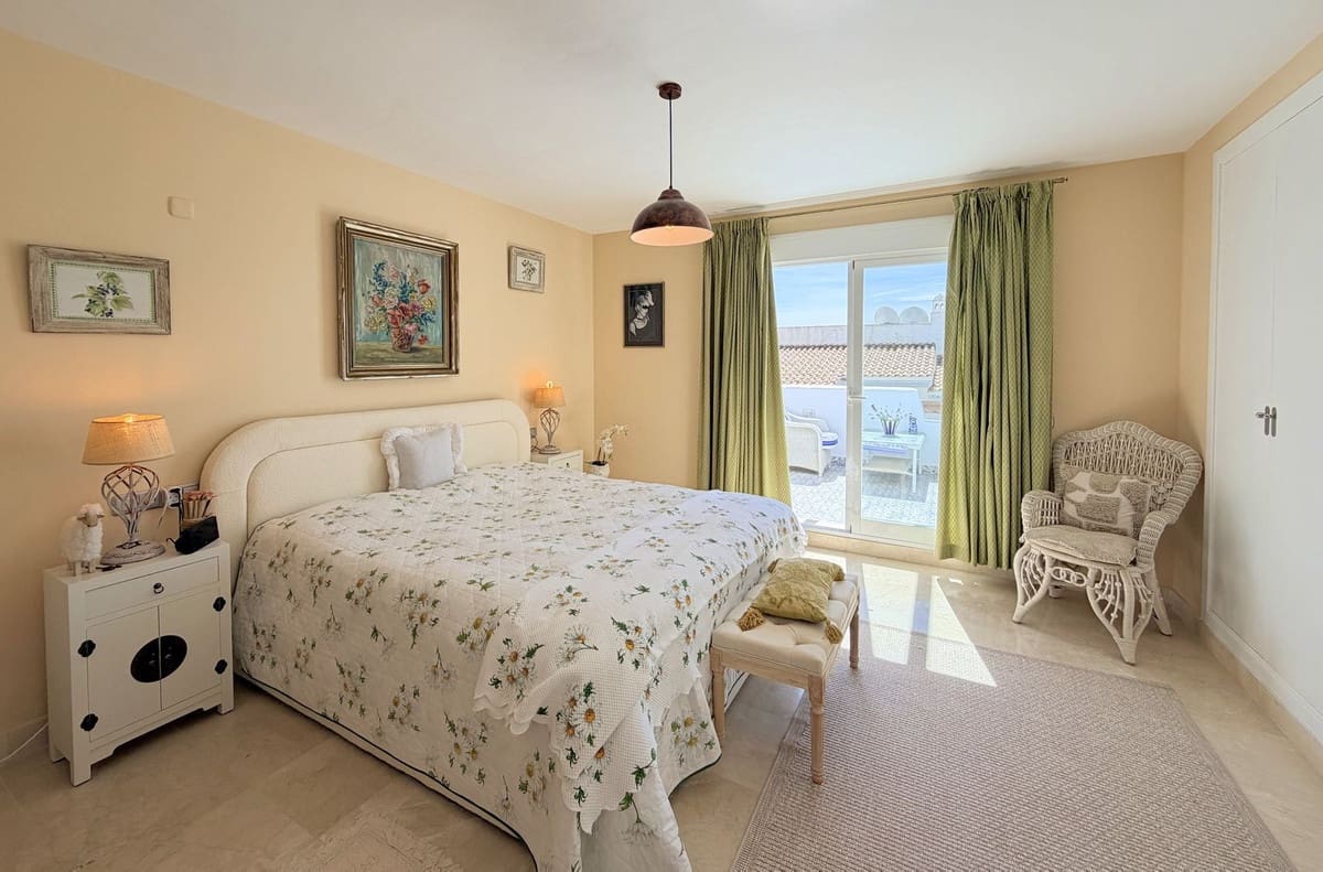 4 bedroom Townhouse for sale in La Duquesa / Puerto de la Duquesa with pool garage - € 450,000 (Ref: 10047556)