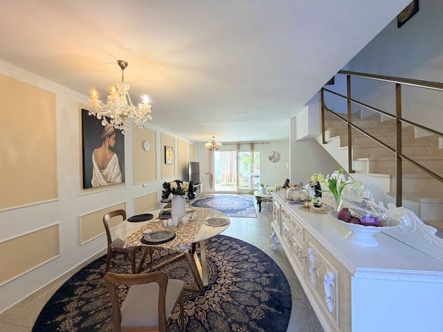 4 soveværelse Byhus til salg i La Duquesa / Puerto de la Duquesa, Manilva med swimmingpool garage - € 450.000 (Ref: 10047556)